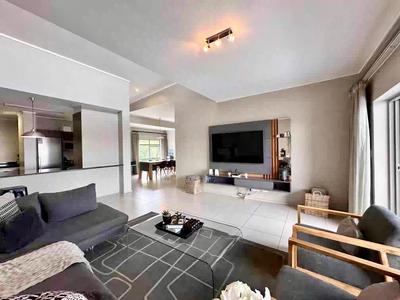 Apartment / Flat For Sale in Oaklands, Johannesburg